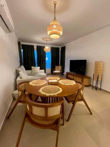 Almaza Bay chalet 2 BDR, 5 min walk to beach – khách sạn tại Vịnh Almaza