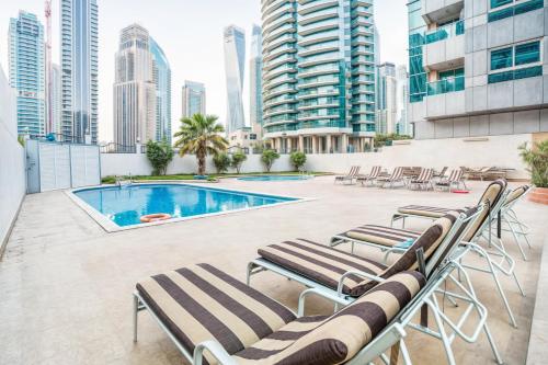 Central 1BR in Marina with Private Terrace & Pool, Dubái