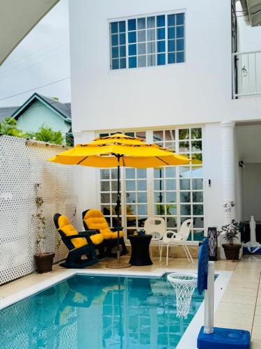 HCeas Villa Compound is 5 minutes from the airport and beaches near สนามบินนานาชาติอาร์เทอร์ นโปเลียน เรย์มอนด์ โรบินสัน