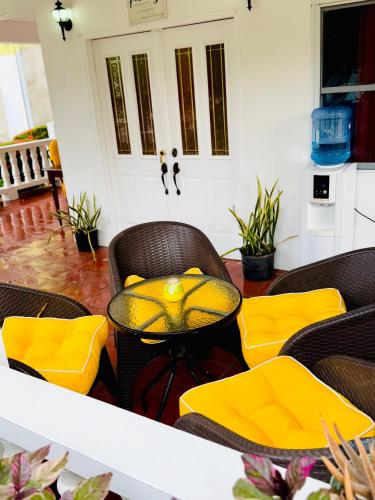 HCeas Villa Compound is 5 minutes from the airport and beaches near สนามบินนานาชาติอาร์เทอร์ นโปเลียน เรย์มอนด์ โรบินสัน