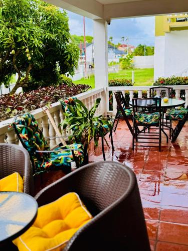 HCeas Villa Compound is 5 minutes from the airport and beaches near สนามบินนานาชาติอาร์เทอร์ นโปเลียน เรย์มอนด์ โรบินสัน