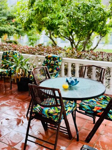 HCeas Villa Compound is 5 minutes from the airport and beaches near สนามบินนานาชาติอาร์เทอร์ นโปเลียน เรย์มอนด์ โรบินสัน