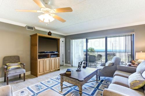Holiday Home room in Renovated Condo in small quiet complex. Relaxation comes easy here. One assigned parking
