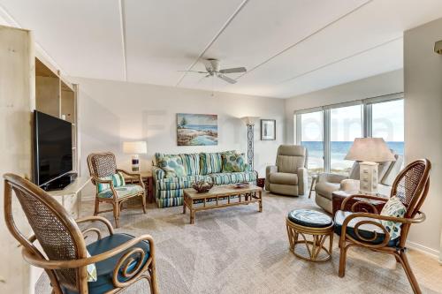 2 Bedroom/2 Bath 3rd floor Oceanfront condo sleeps 6. Oceanfront deck and pool.