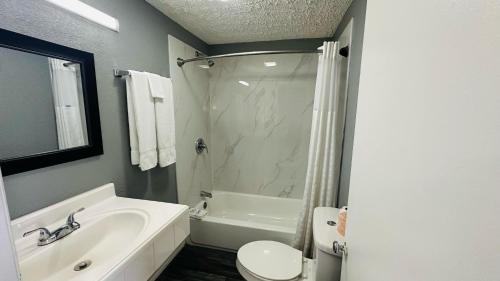 Catalina Airport Motel - image 10