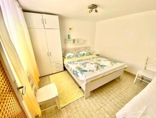 One-Bedroom Apartment with Terrace room in Apartments and rooms with parking space Mali Losinj (Losinj) - 2497