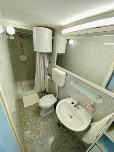 One-Bedroom Apartment with Terrace image 3