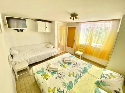 One-Bedroom Apartment with Terrace image 2