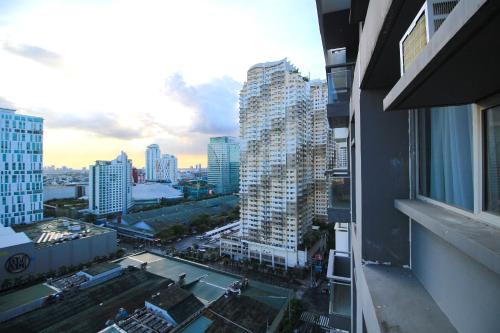 CYLOS PLACE Manhattan Araneta Center 2BR with BALCONY, General Trias