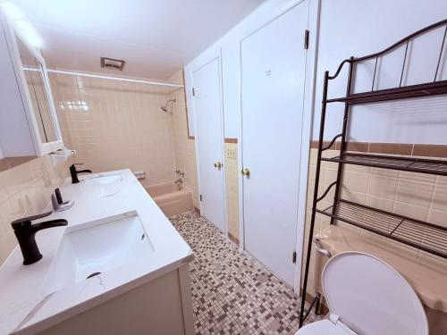 Tomahawk Motor Lodge - image 11