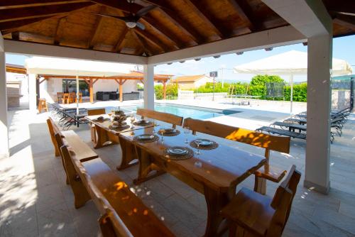 Vacation villa Matic with 7 bedrooms in Karakašica