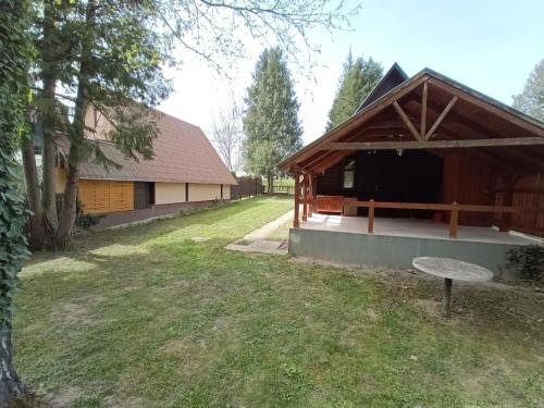 Nyírfa vendégház (Nyirfa vendeghaz) in Fadd - Dombori