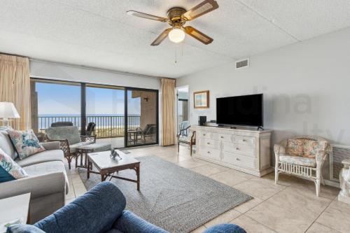 Holiday Home room in Ocean view from the master bedroom and living room with a spacious balcony