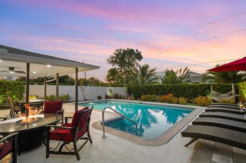 Aqua Blue | Close to Beach | Heated Pool | Hammock & Firepit - image 2