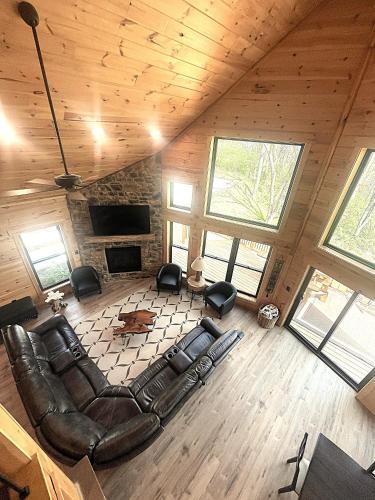 The Quana - Hot tub, fire pit, and Huge Entertainment Area in New Plymouth (OH)