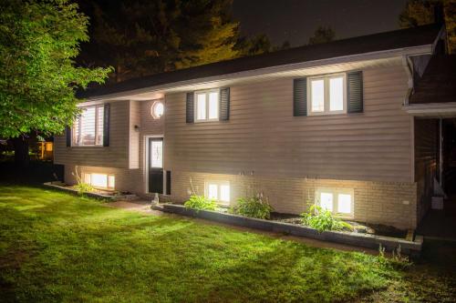 Bancroft Memories 5BR Family Retreat 2 Kitchens in 班克罗夫特(ON)