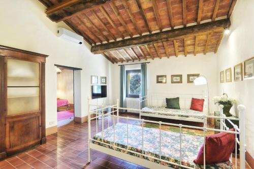 2 bedrooms, 5 beds