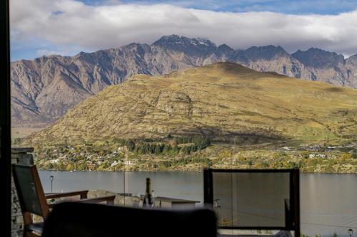 Panorama Paradise | Lake Views & Close to CBD - image 5