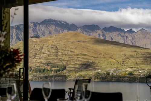 Panorama Paradise | Lake Views & Close to CBD - image 10