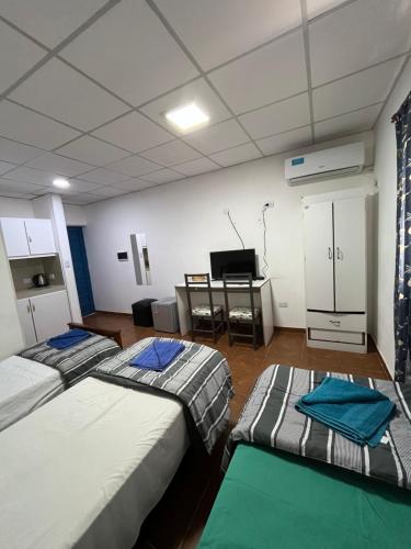 3 twin beds