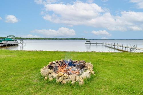 . Shawano Lake House w/ Boat Dock, Kayaks, & Grill!