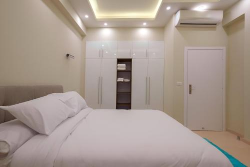1 queen bed, 2 double beds