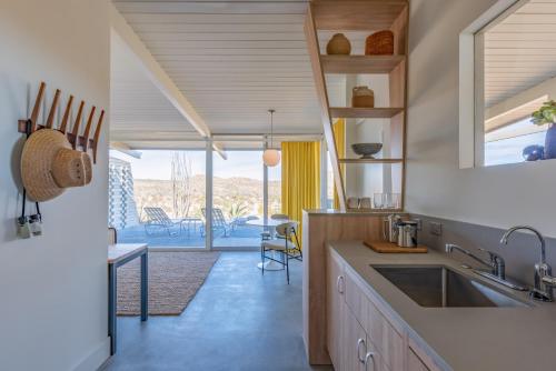 The Bungalows by Homestead Modern at The Joshua Tree Retreat Center - 주방