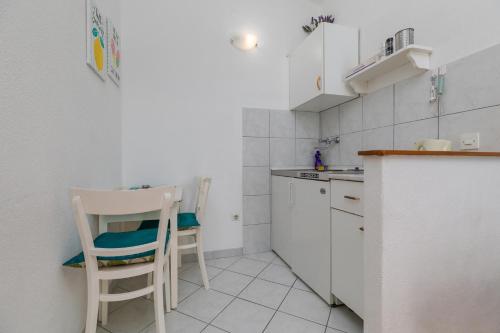 Studio with Balcony and Sea View image 6