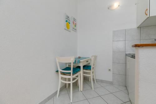 Studio with Balcony and Sea View image 8