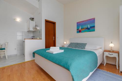 Studio with Balcony and Sea View image 2