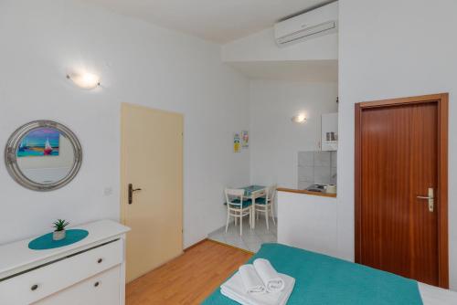 Studio with Balcony and Sea View image 3