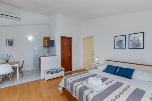 Studio with Balcony and Sea View image 9