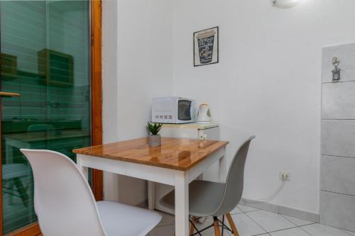 Studio with Balcony and Sea View image 3