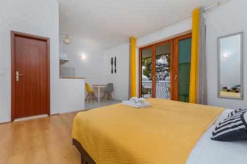 Studio with Balcony and Sea View image 10