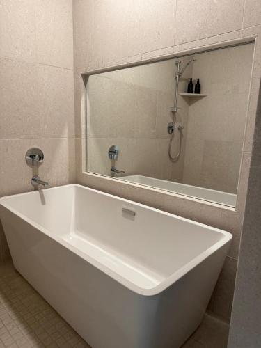Deluxe Queen Suite image 9