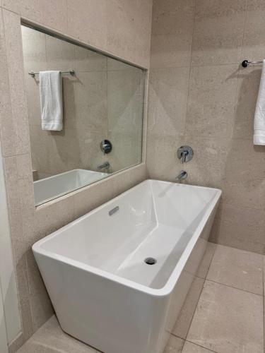 Deluxe King Suite image 5