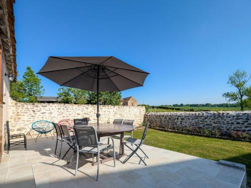 Gîte Cluis, 5 pièces, 10 personnes - FR-1-591-321 (Gite a la ferme avec jardin prive, clim et visite de l'exploitation pres d'Argenton-sur-Creuse - FR-) in ชาร์สนุย