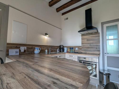 Gîte Cluis, 5 pièces, 10 personnes - FR-1-591-321 (Gite a la ferme avec jardin prive, clim et visite de l'exploitation pres d'Argenton-sur-Creuse - FR-) in ชาร์สนุย