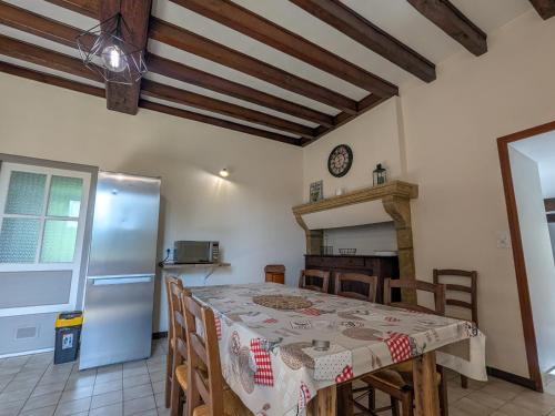 Gîte Cluis, 5 pièces, 10 personnes - FR-1-591-321 (Gite a la ferme avec jardin prive, clim et visite de l'exploitation pres d'Argenton-sur-Creuse - FR-) in ชาร์สนุย