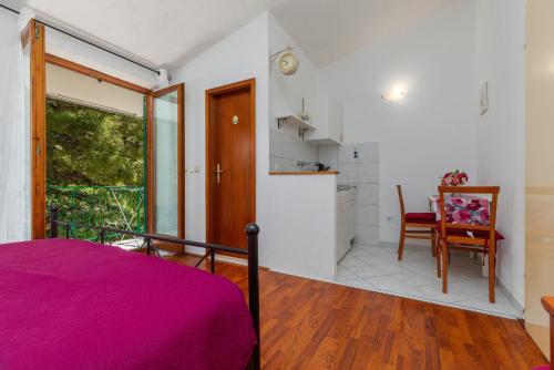 Studio with Balcony and Sea View image 8