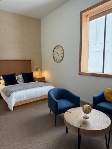 Deluxe Queen Suite image 5