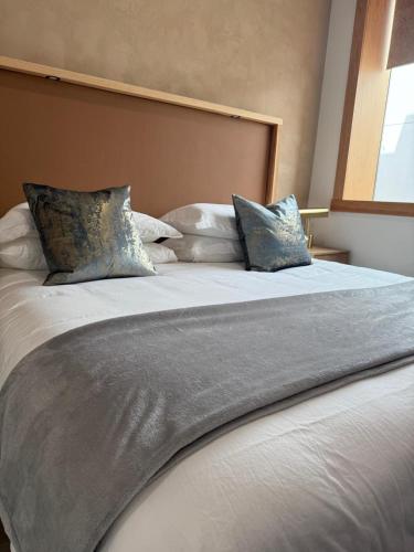 Deluxe King Suite image 3