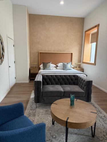Deluxe King Suite image 8