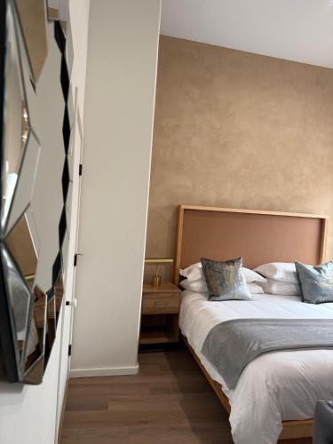 Deluxe King Suite image 7