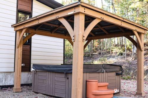 Karstais baseins, Chalet Zénitude En Forêt - Spa et Moments Précieux (Chalet Zenitude En Foret - Spa et Moments Precieux) in Saint-Damien-de-Buckland (QC)