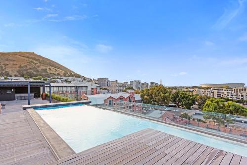 Luxury modern apartment with rooftop pool - image 4