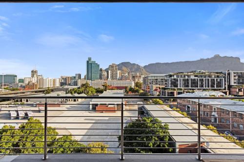 Luxury modern apartment with rooftop pool - image 8