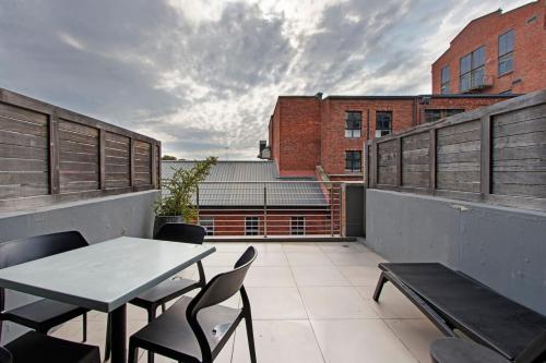 Apartment with Backup Power Big Balcony and Rooftop Pool - image 2