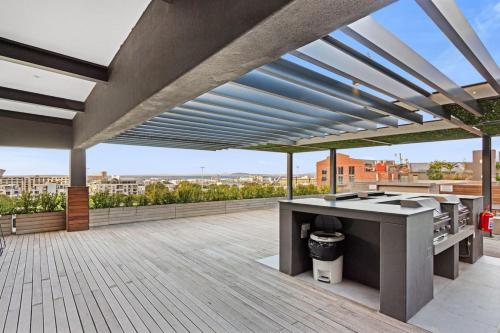 Apartment with Backup Power Big Balcony and Rooftop Pool - image 5