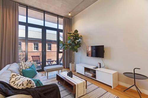 Back Up Power Modern Apartment and Rooftop Pool - image 9